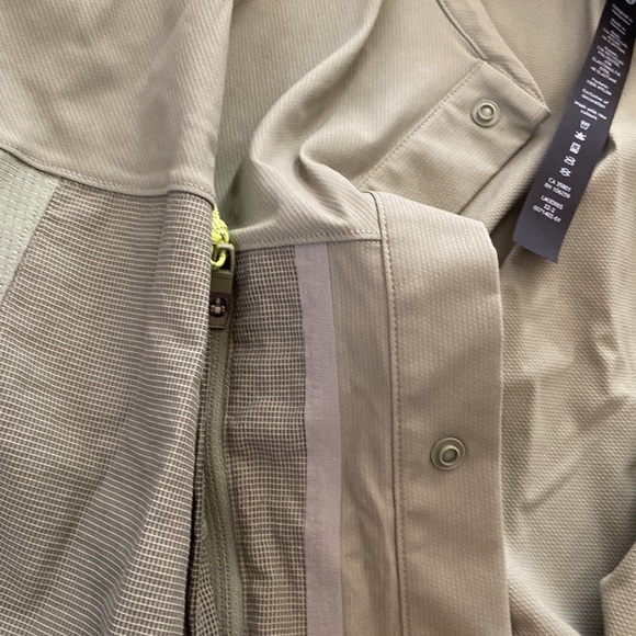 NWT Lululemon water repellent hiking short sleeve - Picture 6 of 6